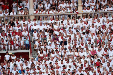 Público asistente a la Plaza de Toros de Pamplona durante la tercera corrida de la Feria del Toro 2018.