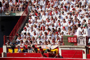 Público asistente a la Plaza de Toros de Pamplona durante la tercera corrida de la Feria del Toro 2018.