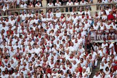 Público asistente a la Plaza de Toros de Pamplona durante la tercera corrida de la Feria del Toro 2018.