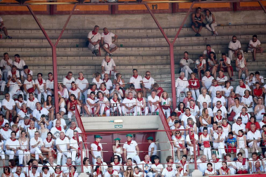Público asistente a la Plaza de Toros de Pamplona durante la tercera corrida de la Feria del Toro 2018.