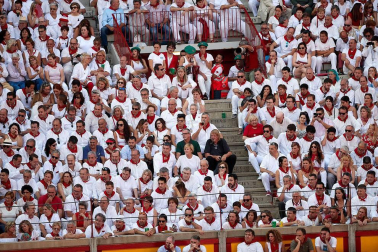 Público asistente a la Plaza de Toros de Pamplona durante la tercera corrida de la Feria del Toro 2018.