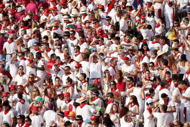 Público asistente a la Plaza de Toros de Pamplona durante la tercera corrida de la Feria del Toro 2018.