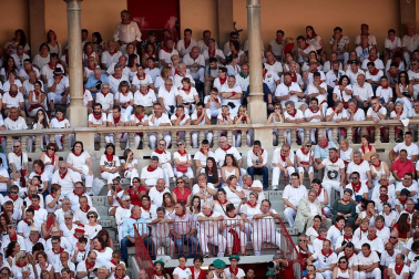 Público asistente a la Plaza de Toros de Pamplona durante la tercera corrida de la Feria del Toro 2018.