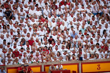 Público asistente a la Plaza de Toros de Pamplona durante la tercera corrida de la Feria del Toro 2018.