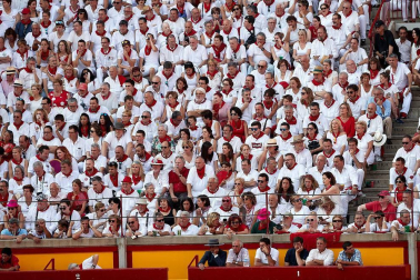 Público asistente a la Plaza de Toros de Pamplona durante la tercera corrida de la Feria del Toro 2018.