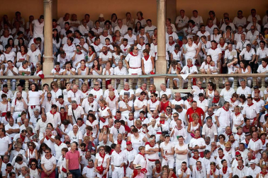 Público asistente a la Plaza de Toros de Pamplona durante la tercera corrida de la Feria del Toro 2018.