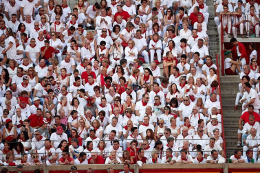 Público asistente a la Plaza de Toros de Pamplona durante la tercera corrida de la Feria del Toro 2018.