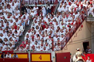 Público asistente a la Plaza de Toros de Pamplona durante la tercera corrida de la Feria del Toro 2018.