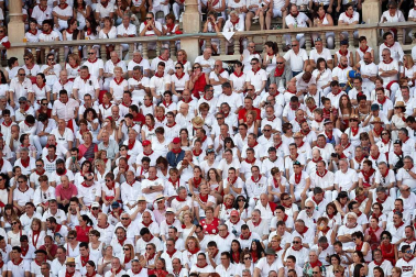 Público asistente a la Plaza de Toros de Pamplona durante la tercera corrida de la Feria del Toro 2018.