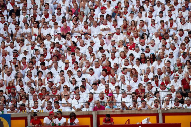 Público asistente a la Plaza de Toros de Pamplona durante la tercera corrida de la Feria del Toro 2018.