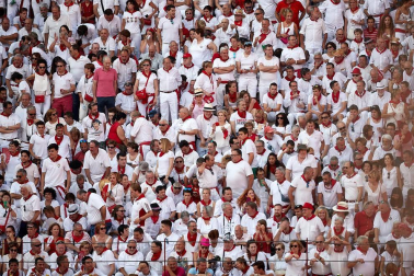Público asistente a la Plaza de Toros de Pamplona durante la tercera corrida de la Feria del Toro 2018.