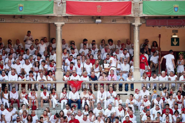 Público asistente a la Plaza de Toros de Pamplona durante la tercera corrida de la Feria del Toro 2018.