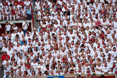 Público asistente a la Plaza de Toros de Pamplona durante la tercera corrida de la Feria del Toro 2018.