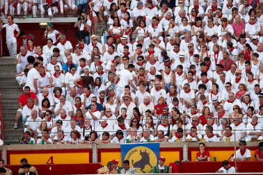 Público asistente a la Plaza de Toros de Pamplona durante la tercera corrida de la Feria del Toro 2018.