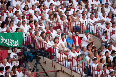 Público asistente a la Plaza de Toros de Pamplona durante la tercera corrida de la Feria del Toro 2018.