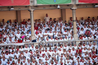Público asistente a la Plaza de Toros de Pamplona durante la tercera corrida de la Feria del Toro 2018.