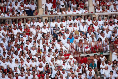 Público asistente a la Plaza de Toros de Pamplona durante la tercera corrida de la Feria del Toro 2018.