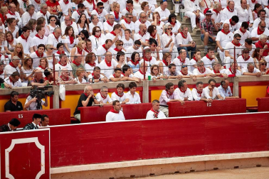 Público asistente a la Plaza de Toros de Pamplona durante la tercera corrida de la Feria del Toro 2018.
