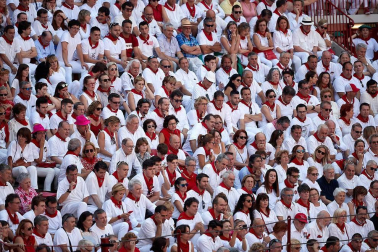 Público asistente a la Plaza de Toros de Pamplona durante la tercera corrida de la Feria del Toro 2018.