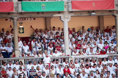 Público asistente a la Plaza de Toros de Pamplona durante la tercera corrida de la Feria del Toro 2018.