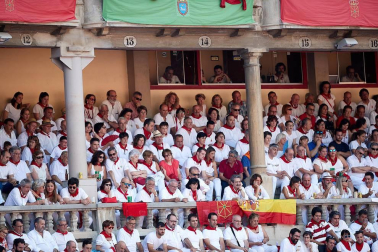 Público asistente a la Plaza de Toros de Pamplona durante la tercera corrida de la Feria del Toro 2018.