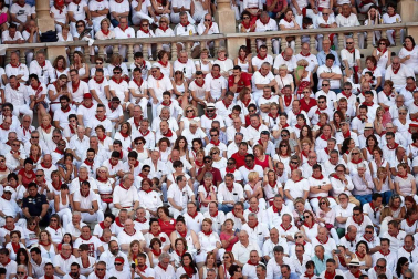 Público asistente a la Plaza de Toros de Pamplona durante la tercera corrida de la Feria del Toro 2018.