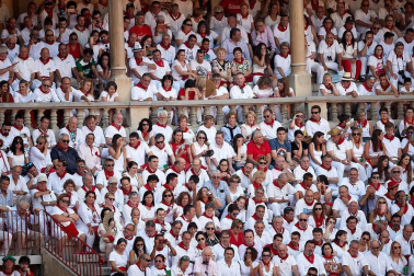 Público asistente a la Plaza de Toros de Pamplona durante la tercera corrida de la Feria del Toro 2018.