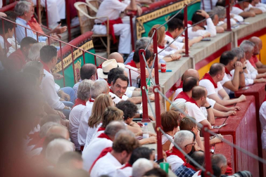 Público asistente a la Plaza de Toros de Pamplona durante la tercera corrida de la Feria del Toro 2018.