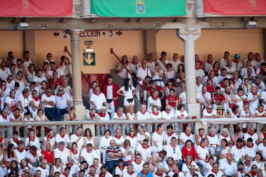 Público asistente a la Plaza de Toros de Pamplona durante la tercera corrida de la Feria del Toro 2018.