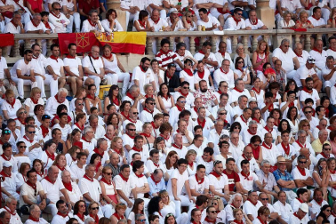 Público asistente a la Plaza de Toros de Pamplona durante la tercera corrida de la Feria del Toro 2018.