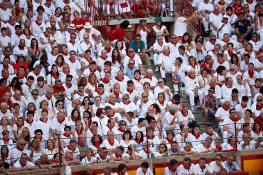Público asistente a la Plaza de Toros de Pamplona durante la tercera corrida de la Feria del Toro 2018.