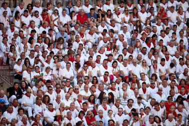 Público asistente a la Plaza de Toros de Pamplona durante la tercera corrida de la Feria del Toro 2018.