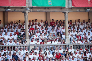 Público asistente a la Plaza de Toros de Pamplona durante la tercera corrida de la Feria del Toro 2018.