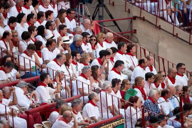 Público asistente a la Plaza de Toros de Pamplona durante la tercera corrida de la Feria del Toro 2018.