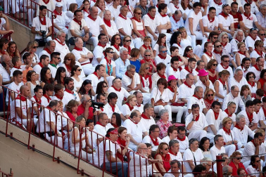 Público asistente a la Plaza de Toros de Pamplona durante la tercera corrida de la Feria del Toro 2018.