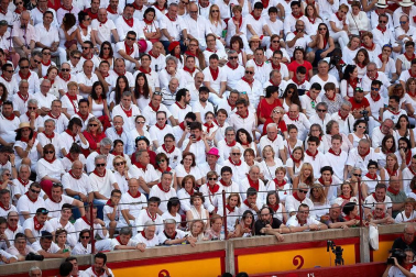 Público asistente a la Plaza de Toros de Pamplona durante la tercera corrida de la Feria del Toro 2018.