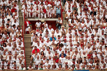 Público asistente a la Plaza de Toros de Pamplona durante la tercera corrida de la Feria del Toro 2018.