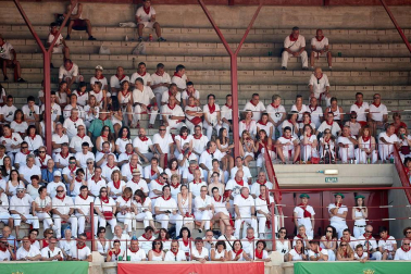 Público asistente a la Plaza de Toros de Pamplona durante la tercera corrida de la Feria del Toro 2018.