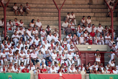 Público asistente a la Plaza de Toros de Pamplona durante la tercera corrida de la Feria del Toro 2018.