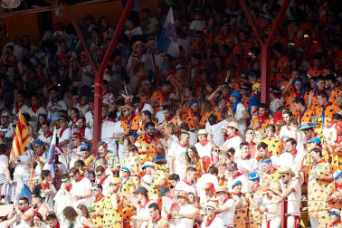 Público asistente a la Plaza de Toros de Pamplona durante la tercera corrida de la Feria del Toro 2018.