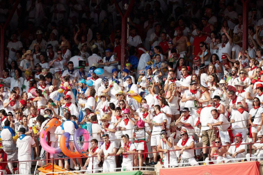 Público asistente a la Plaza de Toros de Pamplona durante la tercera corrida de la Feria del Toro 2018.