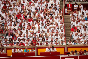 Público asistente a la Plaza de Toros de Pamplona durante la tercera corrida de la Feria del Toro 2018.