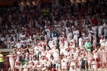 Público asistente a la Plaza de Toros de Pamplona durante la tercera corrida de la Feria del Toro 2018.