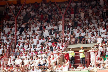 Público asistente a la Plaza de Toros de Pamplona durante la tercera corrida de la Feria del Toro 2018.