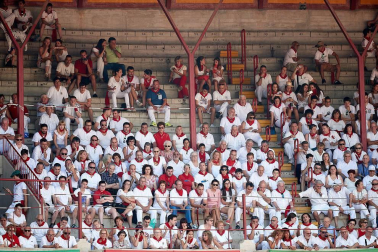 Público asistente a la Plaza de Toros de Pamplona durante la tercera corrida de la Feria del Toro 2018.