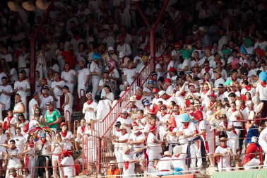 Público asistente a la Plaza de Toros de Pamplona durante la tercera corrida de la Feria del Toro 2018.