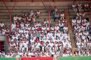 Público asistente a la Plaza de Toros de Pamplona durante la tercera corrida de la Feria del Toro 2018.