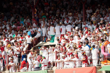 Público asistente a la Plaza de Toros de Pamplona durante la tercera corrida de la Feria del Toro 2018.