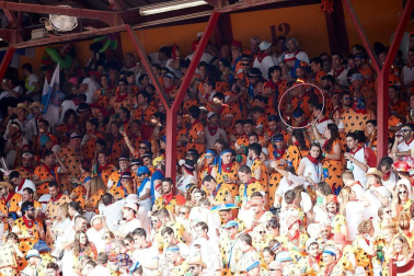Público asistente a la Plaza de Toros de Pamplona durante la tercera corrida de la Feria del Toro 2018.