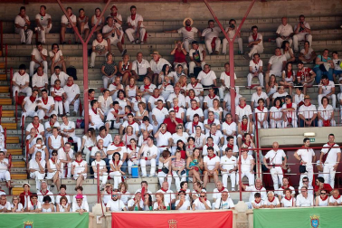 Público asistente a la Plaza de Toros de Pamplona durante la tercera corrida de la Feria del Toro 2018.